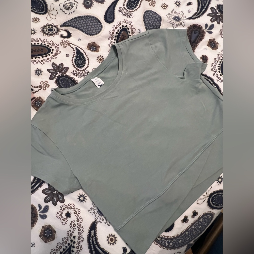 Matching Old Navy workout set size S. NWT green bike shorts, 2 longline bras - Picture 13 of 15